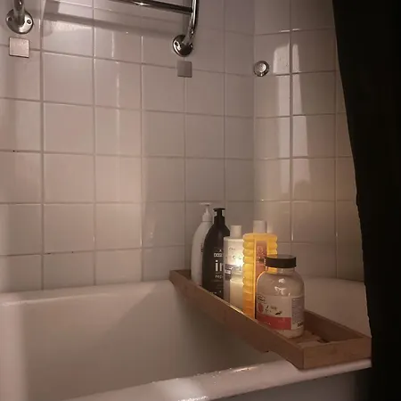 Huoneisto Nextdoor Host Vintage For 2 With Bathtub